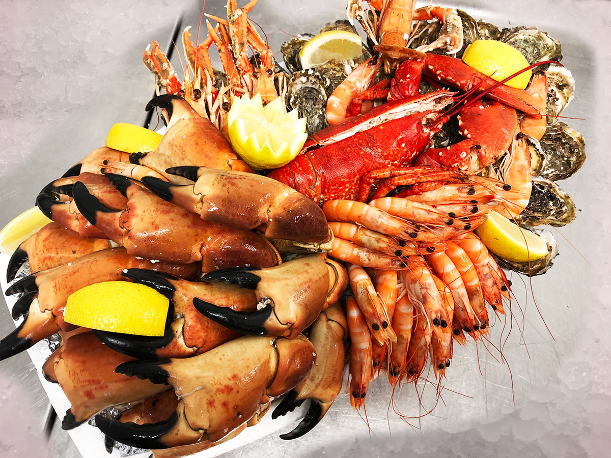 plateaux de fruits de mer avec langouste, langoustines, pinces de crabe