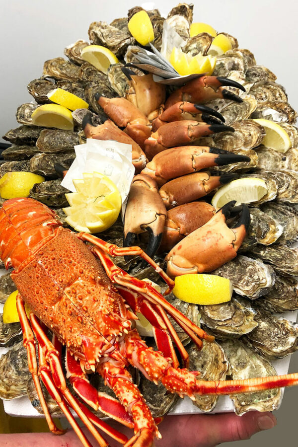 Un beau plateau de fruits de mer avec huîtres pour Noel ou Nouvel an