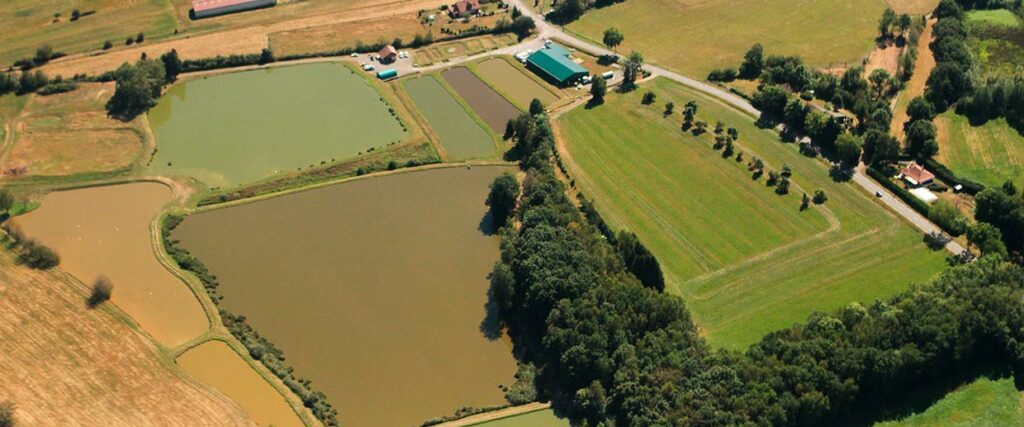 Vue aérienne des étangs de la pisciculture Beaume